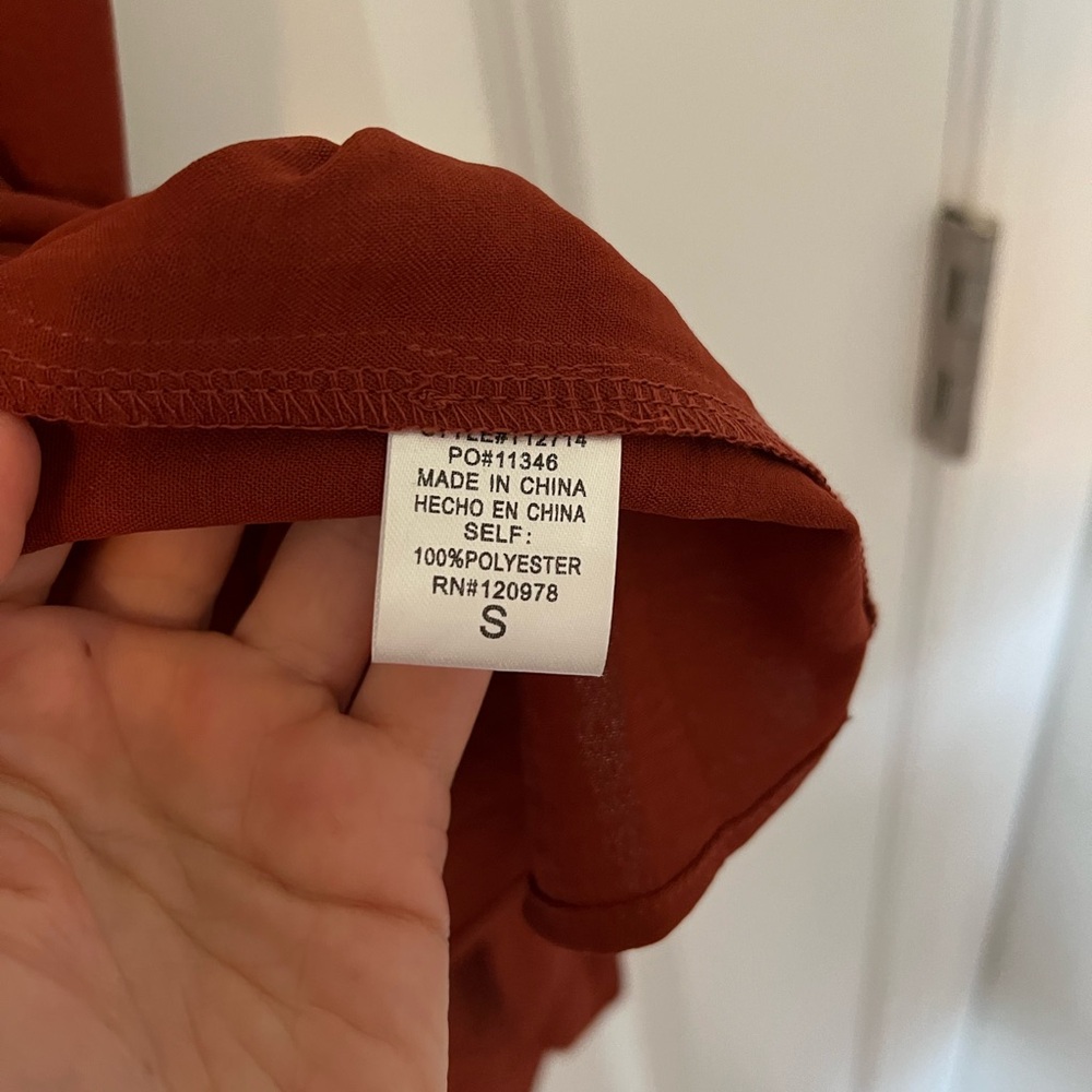 Entro Sleeveless Button Down Top - Picture 3 of 4